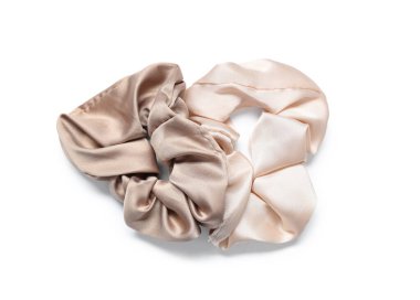 Beyaz arkaplanda modaya uygun ipek tokalar