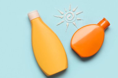 Güneş kremiyle kaplanmış güneş kremi şişeleri.