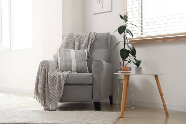 Gri koltuklu ve masalı aydınlatma odasının içi