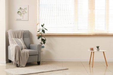 Gri koltuklu ve masalı aydınlatma odasının içi