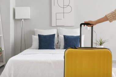 Bavullu kadın otel odasında, yakın plan.