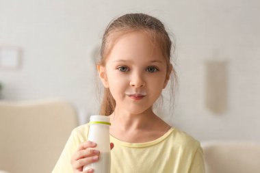 Sevimli küçük kız evde yoğurt içme