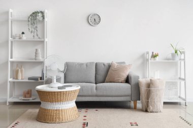 Evdeki sehpanın üzerinde modern elektrikli vantilatör.