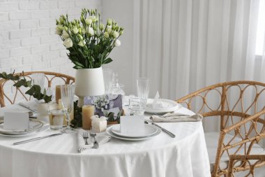 Oda da düğün kutlaması için çiçek ve mumlarla dolu güzel bir masa.