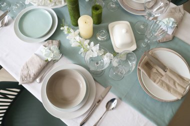 Beyaz çiçekli güzel bir masa ve düğün kutlaması için mumlar.