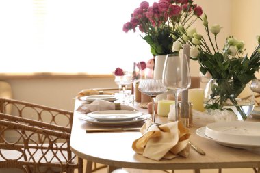 Çiçekler ve mumlarla dolu güzel bir masa. Düğün töreni için odada, yakın plan.