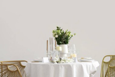 Beyaz çiçekli güzel bir masa ve odada düğün için mumlar.