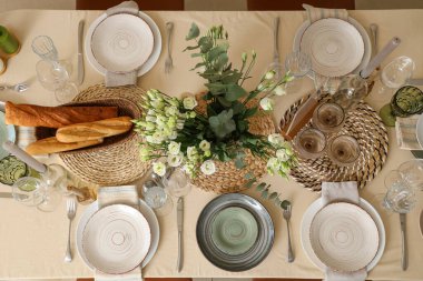 Düğün kutlaması için Eustoma çiçekleriyle dolu güzel bir masa.