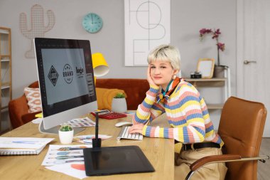 Ofiste bilgisayarla çalışan kadın grafik tasarımcısı