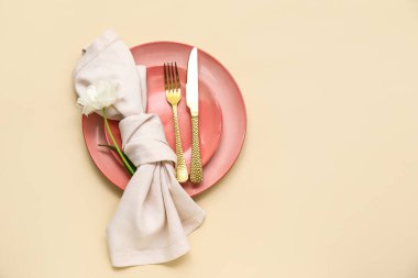 Bej arka planda güzel çiçekli şık masa ayarları