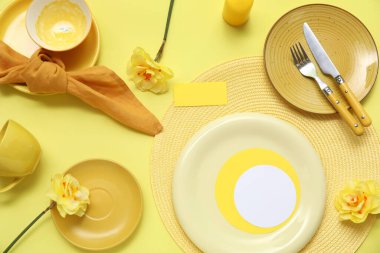 Sarı arka planda güzel çiçekli şık masa ayarları