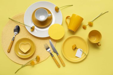 Sarı arka planda karahindiba çiçekleri olan güzel bir masa.