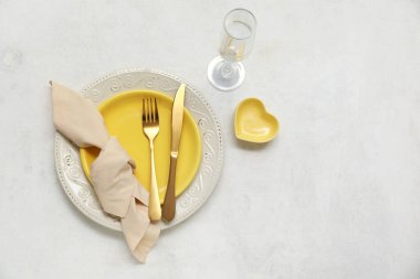 Beyaz arka planda altın çatal bıçak seti olan güzel bir masa.