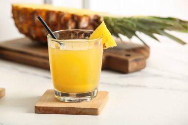 Bir bardak taze ananas suyu grunge beyaz masada.