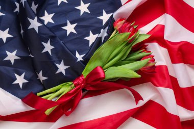 ABD bayrağında güzel lale çiçekleri. Anma Günü kutlaması