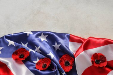 Amerika bayrağı ve parlak arka planda haşhaş çiçekleri. Anma Günü kutlaması