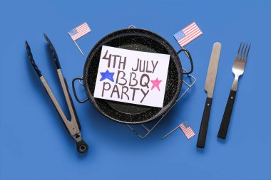 Mavi arka planda Bağımsızlık Günü kutlamaları için 4 Temmuz barbekü partisi, barbekü aletleri ve ABD bayrakları yazılı kart