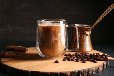 Kahve çekirdekli buzlu latte ve siyah arkaplanlı kahve.