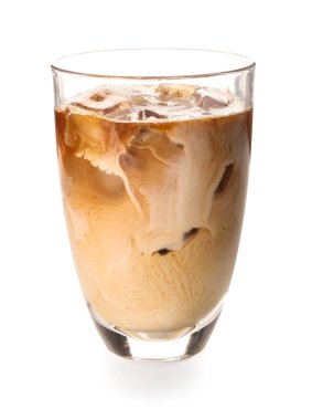 Beyaz arkaplanda bir bardak buzlu latte