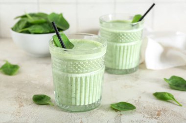 Beyaz masada taze ıspanaklı smoothie.