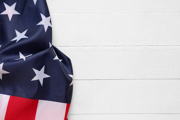 Флаг США на светлом деревянном фоне, крупный план. Праздник памяти