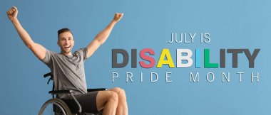 Mavi arka planda tekerlekli sandalyede oturan mutlu genç adam. Engelliler İçin Gurur Ayı