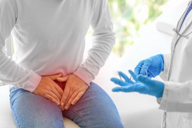 Prostat sorunu olan bir adam klinikte üroloğu ziyaret ediyor.