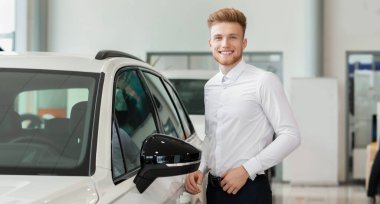 Man salonda yeni araba seçimi