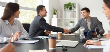 ofiste masada el sıkışan iş arkadaşları