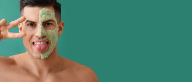 Kabarcık maskeli havalı adam yeşil arka planda mesaj için yeri olan zafer jesti gösteriyor.