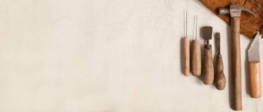 Açık arkaplan üzerinde ayakkabıcı ve deri araçları kümesi metin için boşluk