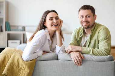 mutlu genç bir çift evde kanepede oturan