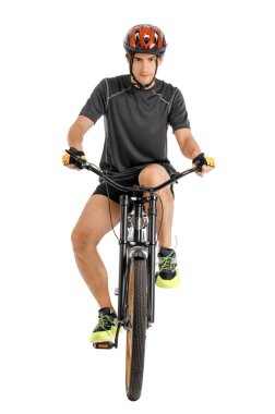 Beyaz arka planda bisiklete binen genç erkek bisikletçi