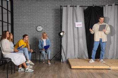 Oyuncular seçmelerde sahnede rol alıyorlar.