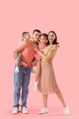 Pembe arka planda mutlu bir aile