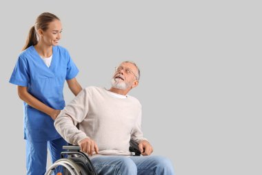 Tekerlekli sandalyedeki kıdemli adam ve parlak bir geçmişi olan hemşire.
