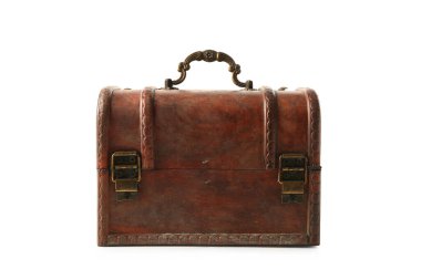 Beyaz arka planda saklı hazineleri olan eski sandık.