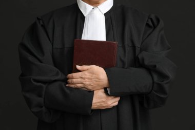 Siyah arka plan kitabı olan kadın yargıç.