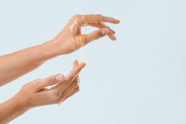 Ellerine bal damlatan bir kadın.