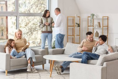 Büyük aile evde birlikte vakit geçiriyor.