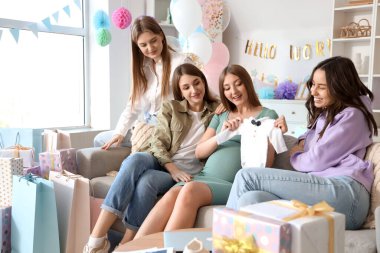 Bebek partisinde güzel bir vücudu ve arkadaşları olan hamile bir kadın.