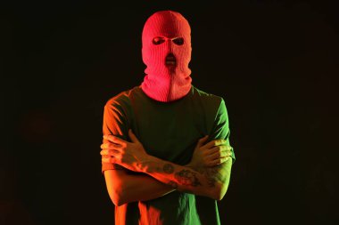 Siyah arka planda kar maskeli yakışıklı bir genç.