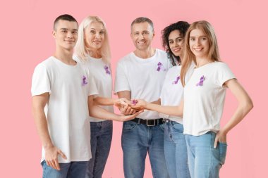 Lavanta farkındalığı olan insanlar pembe arka planda el ele tutuşuyorlar. Dünya Kanser Günü