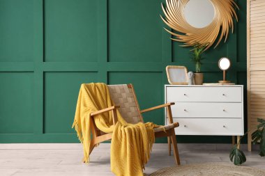 Altın aynası, klozeti ve koltuğu olan oturma odası.