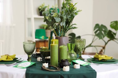 Yemek odasında mumlarla servis edilen şenlik masası, yakın çekim. Aziz Patrick Günü kutlaması