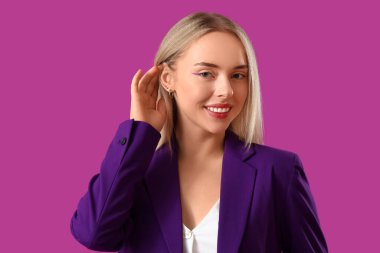 Mor arka planda güzel, şık bir kadın.