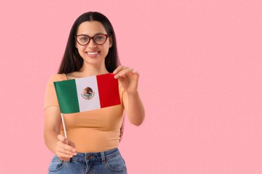 Pembe arka planda Meksika bayrağı olan genç bir kadın.
