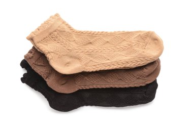 Beyaz arkaplanda farklı temel renk çoraplar