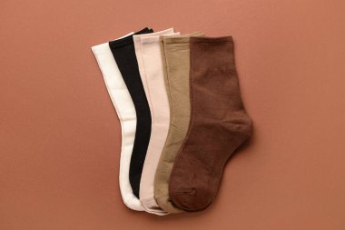 Kahverengi arka planda farklı temel renk çoraplar