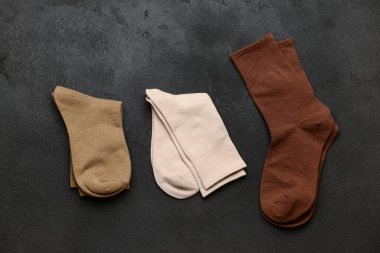 Siyah grunge arka planında temel renk çorapları